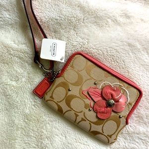 Coach NWT daisy appliqué zip wristlet